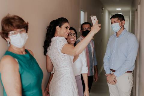 Noiva tirando self no corredor cartório'