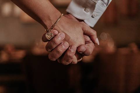 Mãos, dedos entrelaçados'