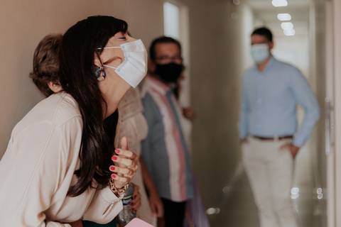 Convidados rindo enquanto esperam o casamento'