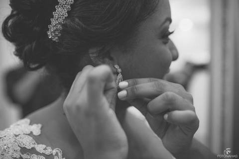 noiva colocando brinco'