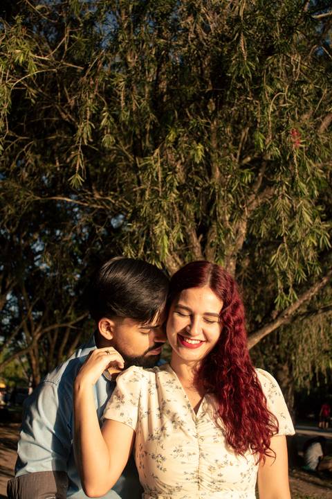 Ensaio de casal leve e espontâneo'