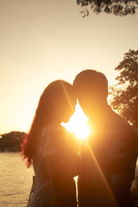 Ensaio pré-casamento ao pôr do sol'