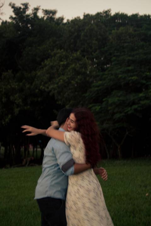 Foto espotânea de casal'