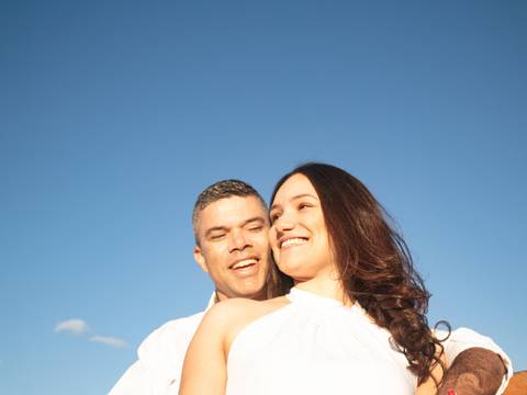 Ensaio de casal leve e espontâneo'