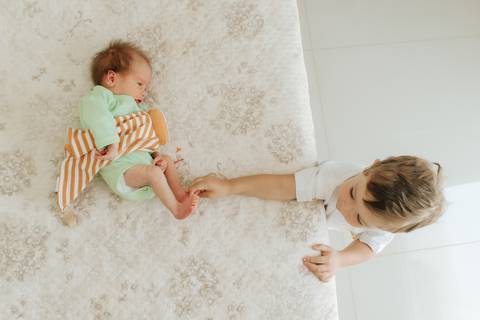 Ensaio newborn natural, ensaio newborn lifestyle, ensaio newborn em casa, ensaio acompanhamento bebês, bebê e irmão, São José do Rio Preto, Ana Rocchi Fotografia'