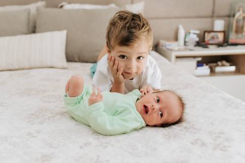 Ensaio newborn natural, ensaio newborn lifestyle, ensaio newborn em casa, ensaio acompanhamento bebês, bebê e irmão, São José do Rio Preto, Ana Rocchi Fotografia'