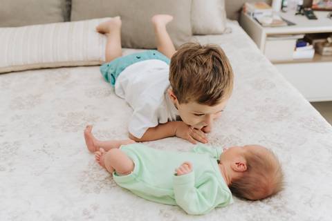 Ensaio newborn natural, ensaio newborn lifestyle, ensaio newborn em casa, ensaio acompanhamento bebês, ensaio bebê e irmãozinho, São José do Rio Preto, Ana Rocchi Fotografia'