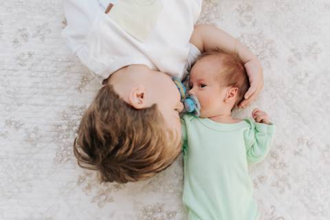 Ensaio newborn natural, ensaio newborn lifestyle, ensaio newborn em casa, ensaio acompanhamento bebês, irmão e bebê, São José do Rio Preto, Ana Rocchi Fotografia'