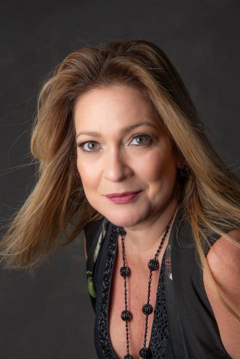 CLAUDIA - PROFISSIONAL DA AREA DE MAQUIAGEM'