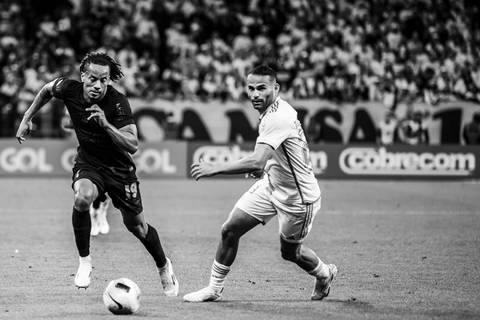 Carrillo passando pelo marcador Thiago Maia'