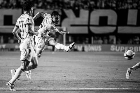 William DuBigod em finalização de fora da área que resulta em gol'