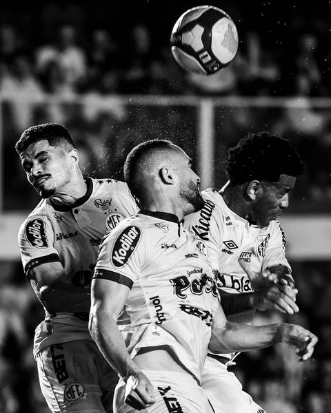 Zagueiro Gil em jogada área no ataque'