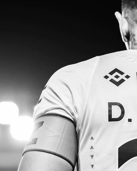 A icônica faixa de capitão do Santos em homenagem ao Zito no braço de Diego Pituca'