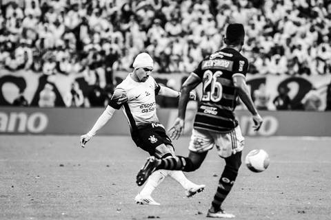 Matheusinho, do Corinthians, contra sua ex-equipe, o Flamengo'