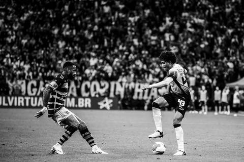 Talles Magno em duelo diante do meia Gerson, do Flamengo'