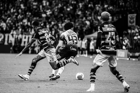 Talles Magno driblando contra o Flamengo'