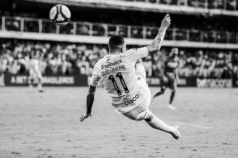 Guilherme finaliza em lance de meia bicicleta'