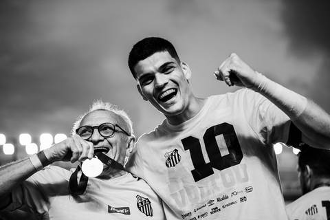 Gabriel Brazão comemora'