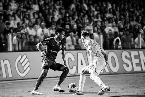 Estevão, craque do Palmeiras, em lance no clássico contra o Santos FC na Vila Belmiro'