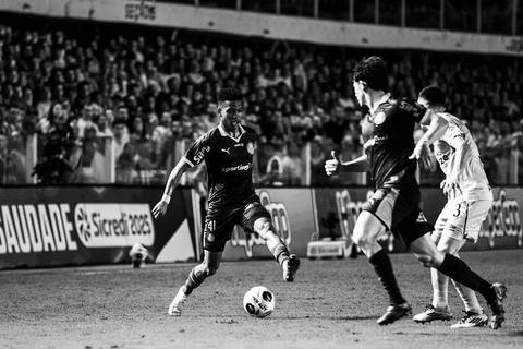 Estevão pedalando para cima do adversário em clássico na Vila Belmiro'