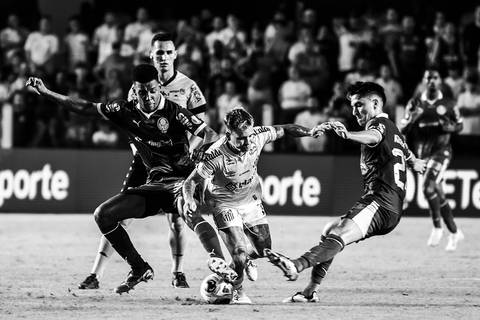 Soteldo sofre forte marcação'