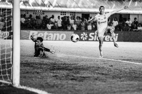 Gabriel Bontempo finalizado no clássico contra o São Paulo'
