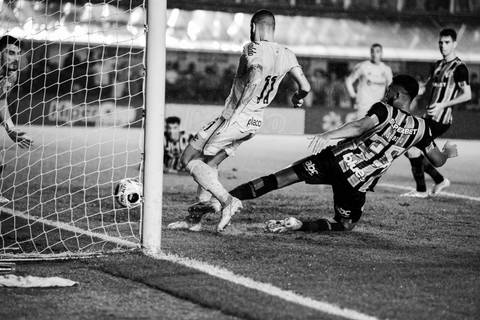 Guilherme marcando pelo Santos FC gol contra o São Paulo'