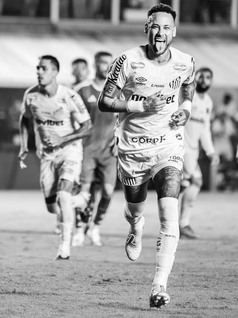 Neymar comemorando gol marcado'