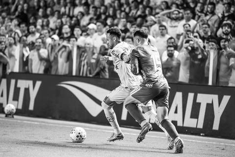 Neymar se livrando de marcador'