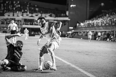 Neymar em drible desconcertante em marcador'