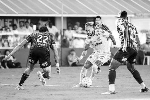Neymar cercado por três marcadores'