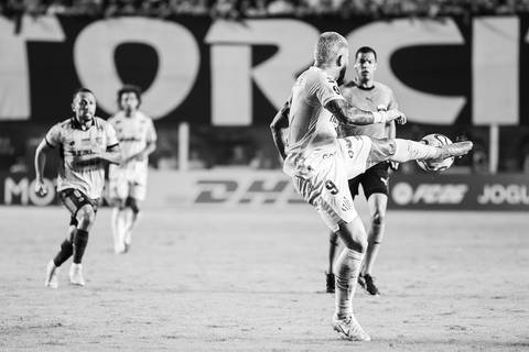 Gabigol em toque de calcanhar'