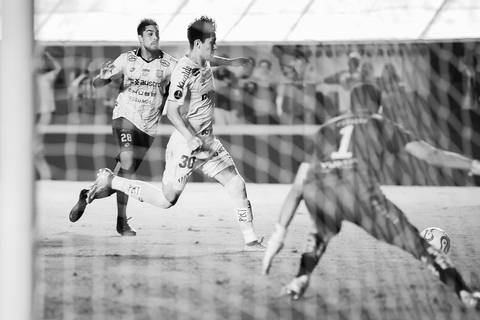 Miguleito finalizando e marcando seu primeiro gol pelo profissional do Santos FC'