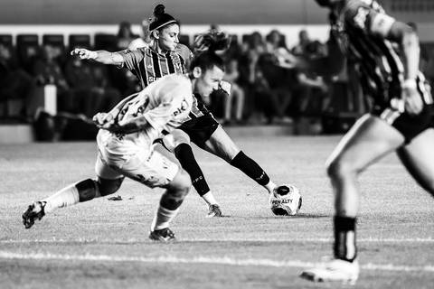 Bruna Calderan, lateral do São Paulo, finalizando contra as Sereias da Vila'