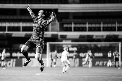 Karen goleira das Sereias da Vila comemora gol na Vila Belmiro'