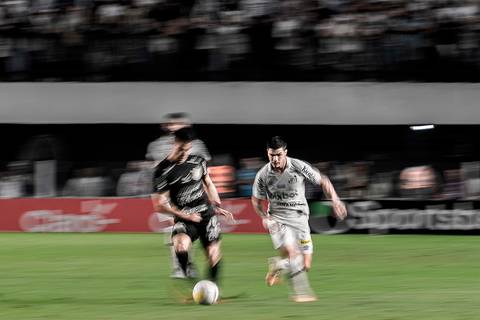 Rodrigo Fernandez  em ação no clássico contra o Corinthians na Vila Belmiro. Técnica aplicada de panning.'