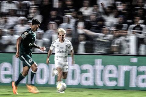 Soteldo na Vila Belmiro contra o marcador do Goiás. Técnica aplicada de panning.'