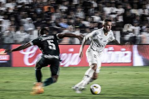 Meia Luan com a camisa do Santos FC. Técnica aplicada de panning.'