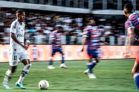 Angelo, Menino da Vila, frente a frente com marcador na Vila Belmiro. Técnica aplicada de panning.'
