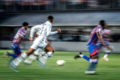Contra-ataque em jogo na Vila Belmiro. Técnica aplicada de panning.'