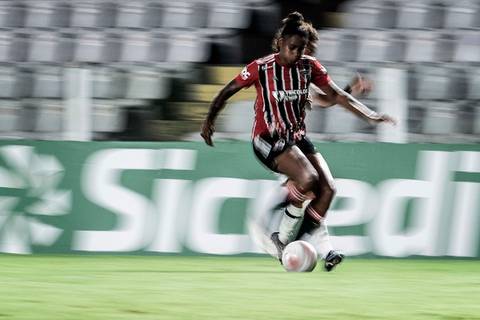Giovanna, do São Paulo, em clássico contra as Sereias da Vila. Técnica aplicada de panning.'