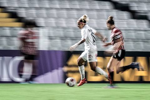 Thaisinha, Sereia da Vila, em clássico contra o São Paulo na Vila Belmiro. Técnica aplicada de panning.'