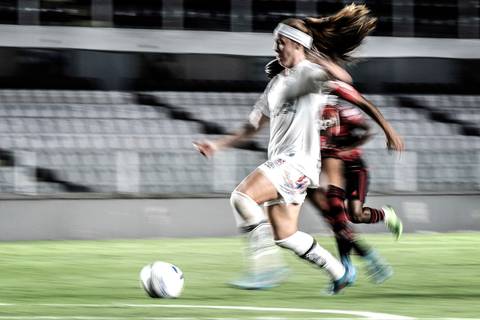 Ketlen, Sereia da Vila, em jogo contra o Flamengo na Vila Belmiro. Técnica aplicada de panning.'