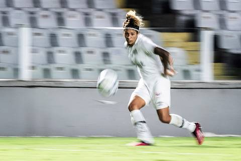 Atacante Cristiane, Sereia da Vila, na Vila Belmiro. Técnica aplicada de panning.'