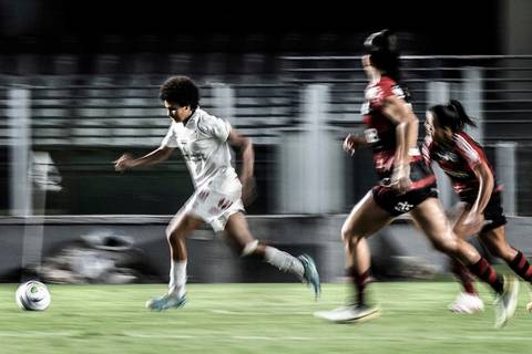 Yaya em jogo na Vila Belmiro. Técnica aplicada de panning.'