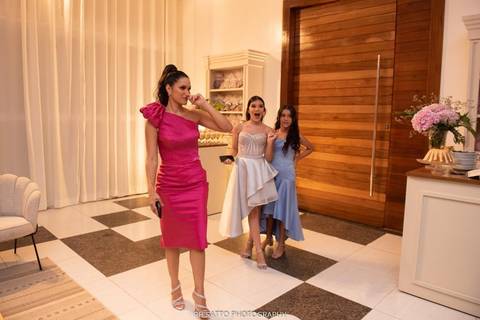 Eu amo essa imagem! Ela fala sobre a materialização do sonho, sobre encantamento e realização, sobre a felicidade que é tão intensa que escorre pelos olhos na condição de lágrimas!
#festa16anos #16anosdaalicia'