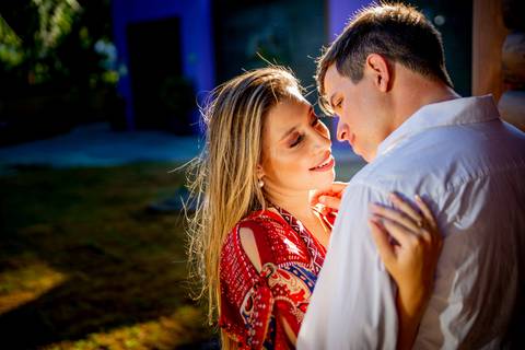 beijo apaixonado do casal'