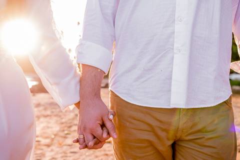 de mãos dadas com a noiva'