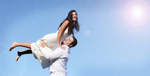 a felicidade do casal de noivos no ensaio'