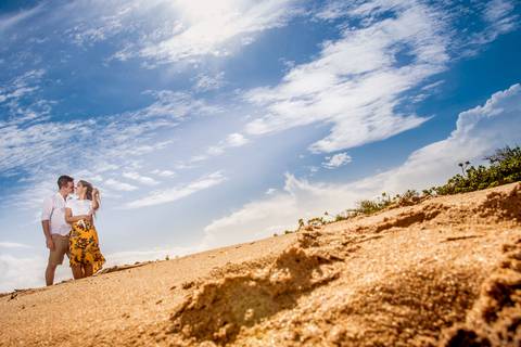 fotografia de poster dos noivos na praia
'